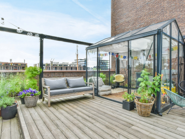 Comment construire une mezzanine sur un toit à Montréal : étapes, règlements et coûts