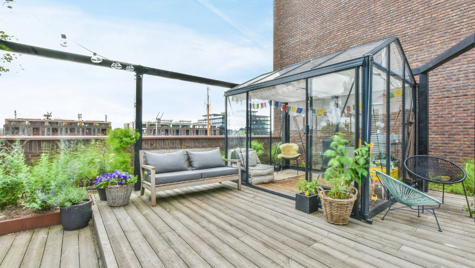 Comment construire une mezzanine sur un toit à Montréal : étapes, règlements et coûts